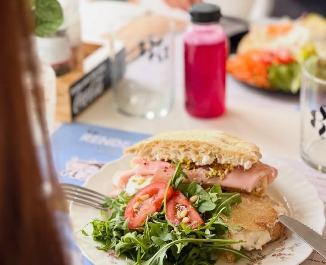 Une assiette servie sur une table de la salle, avec le set de table de la maison.