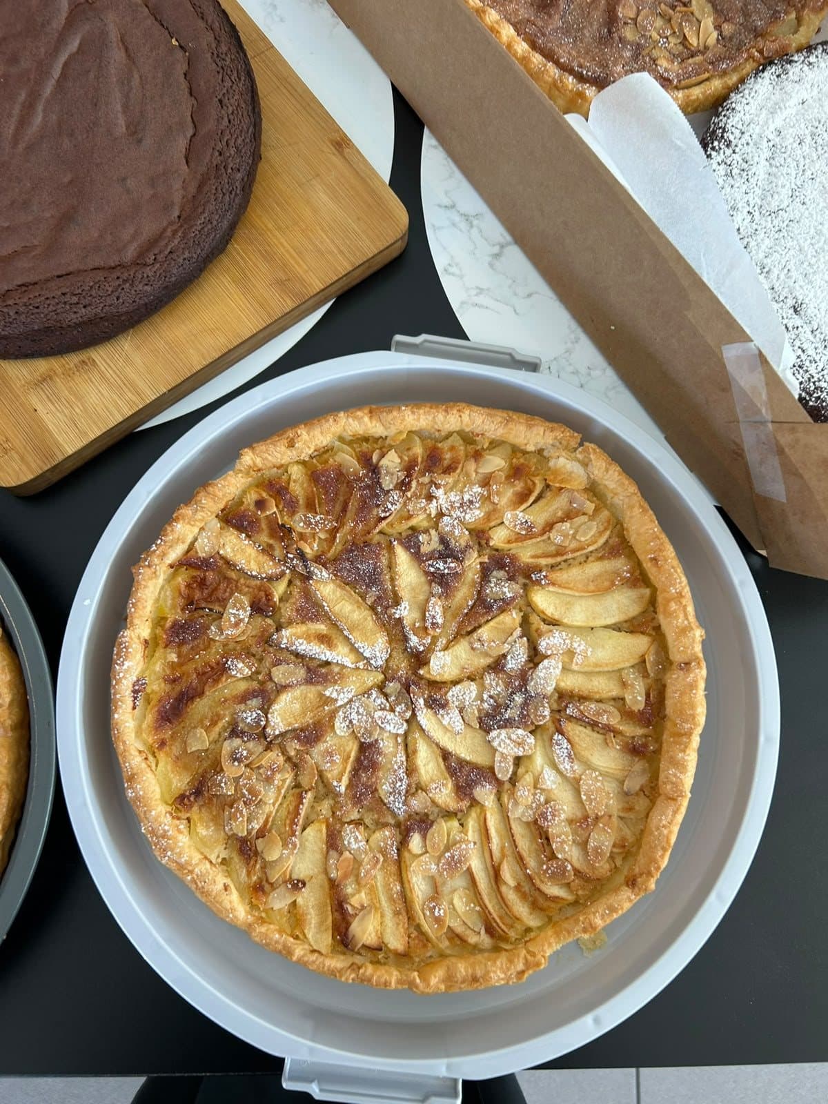 Une tarte aux pommes et une tarte au chocolat, posées sur le comptoir.